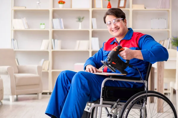 Uomo disabile che lavora con sega a mano a casa — Foto Stock