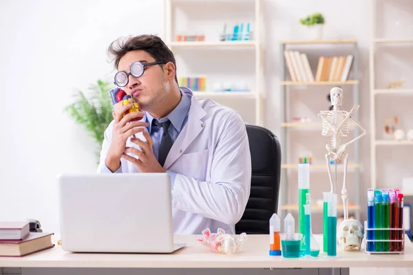 Doctor divertido divirtiéndose en el laboratorio del hospital — Foto de Stock