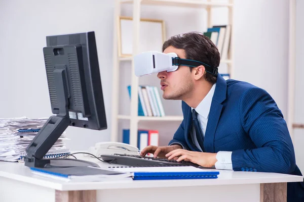 Empregado usando óculos de realidade virtual no escritório — Fotografia de Stock