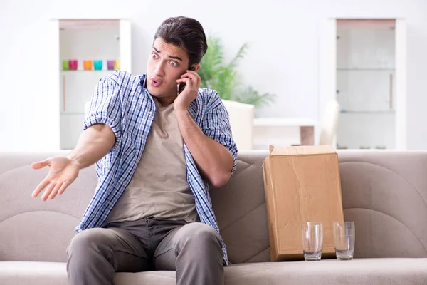 Mann erhält falsches Paket mit Brille — Stockfoto