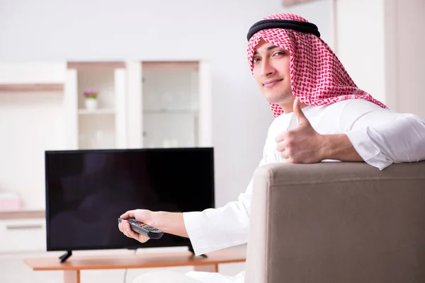 Arabisk man tittar på tv hemma — Stockfoto