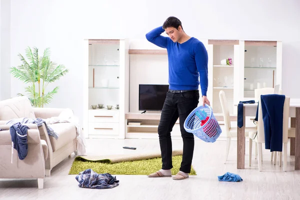 Junger Mann Sammelt Schmutzige Kleidung Für Wäsche — Stockfoto