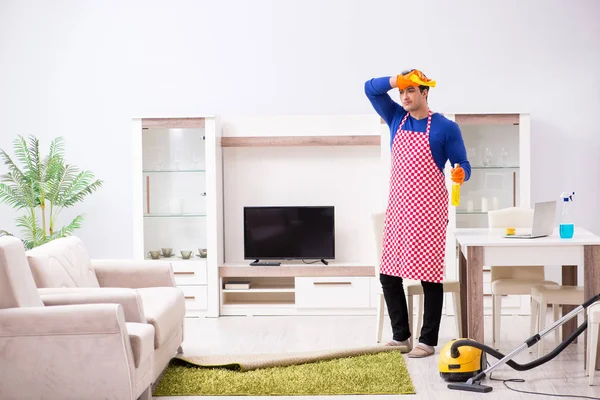 Подрядчик уборщик делает работу по дому — стоковое фото