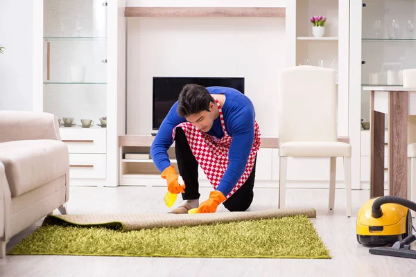 Bauunternehmer Mann Reinigung Haus Hausarbeit — Stockfoto