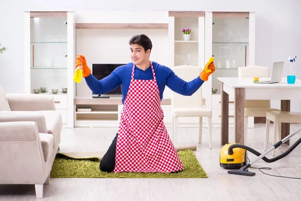 Empreiteiro homem limpeza casa fazendo tarefas — Fotografia de Stock