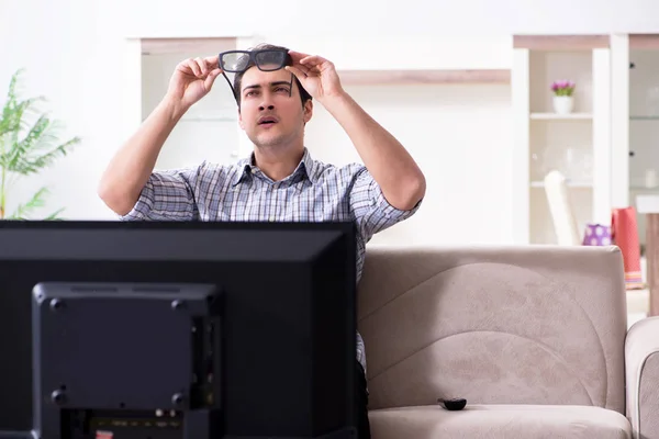 Hombre viendo 3d tv en casa — Foto de Stock