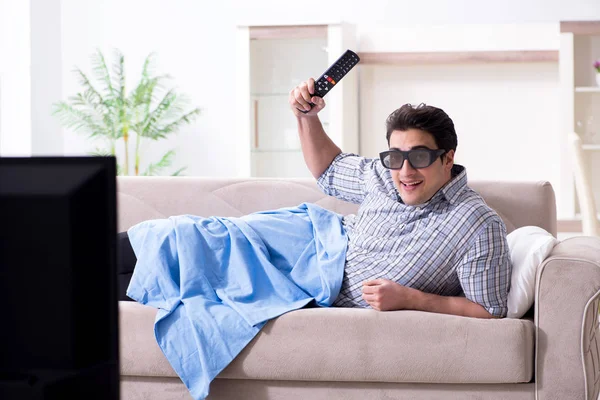 Hombre viendo 3d tv en casa —  Fotos de Stock