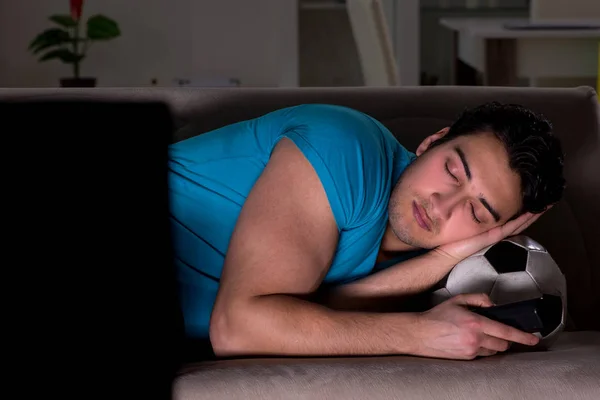 Jeune homme regardant le football tard dans la nuit — Photo