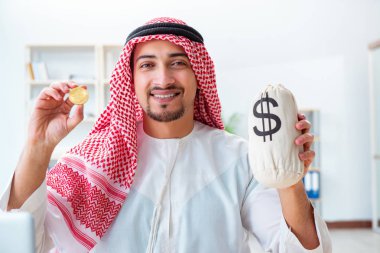 Kripto para madenciliğinde bitcoin kullanan Arap adam.