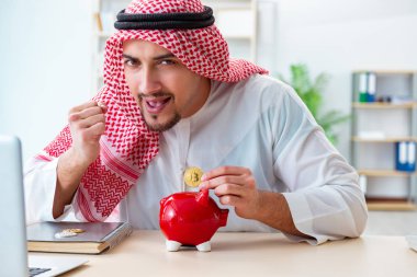 Kripto para madenciliğinde bitcoin kullanan Arap adam.