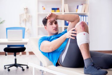Spor sakatlığı geçiren hasta doktoru ziyaret ediyor.