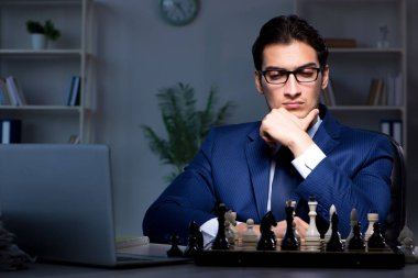 İş adamı strateji konseptinde satranç oynuyor