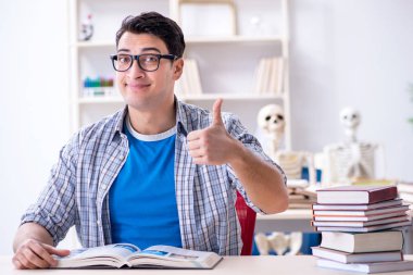 Tıp öğrencisi sınavlara hazırlanıyor.