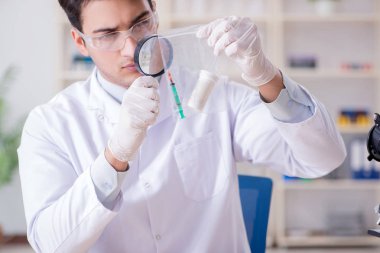 Kanıt için laboratuvarda çalışan uzman bir kriminolog.