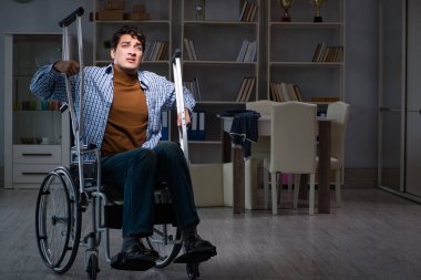 Tekerlekli sandalyede depresyon geçiren bir adam