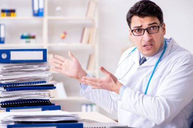 Hastanede çok işi olan meşgul bir doktor.