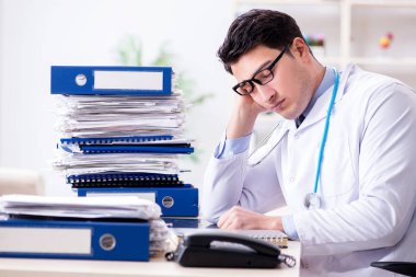 Hastanede çok işi olan meşgul bir doktor.