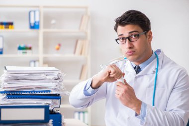 Hastanede çok işi olan meşgul bir doktor.