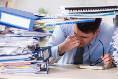 Ofiste çalışan son derece meşgul bir iş adamı.