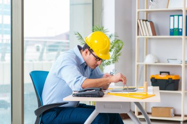 İnşaat mühendisi yeni proje üzerinde çalışıyor