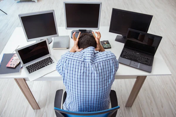 Zakenman zit voor veel schermen — Stockfoto