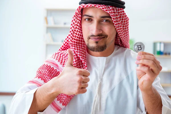 Arabský muž s bitcoinem v konceptu těžby kryptoměn — Stock fotografie