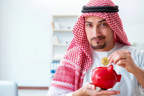 Araber mit Bitcoin in Kryptowährung-Mining-Konzept — Stockfoto