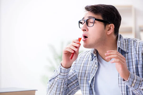 Medische student zit aan de lezing op de universiteit — Stockfoto