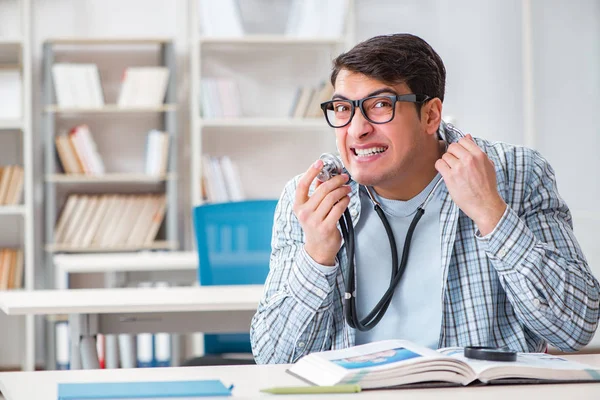 Étudiant en médecine assis à la conférence à l'université — Photo