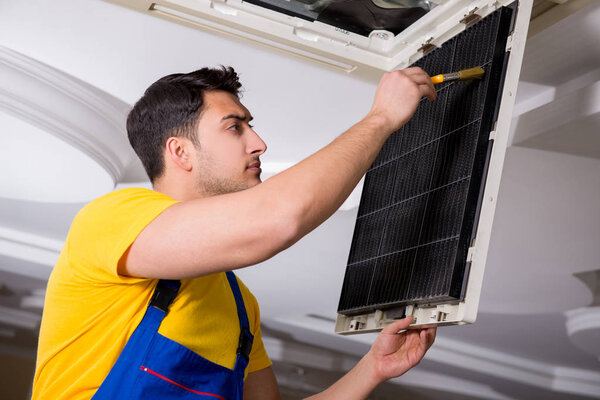 Ремонтник установки кондиционирования воздуха потолка