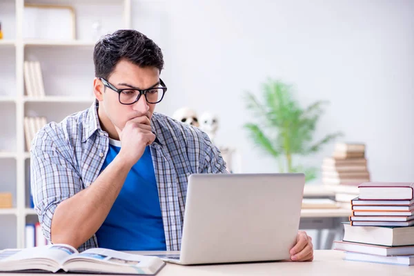 Medizinstudent bereitet sich auf Prüfungen vor — Stockfoto