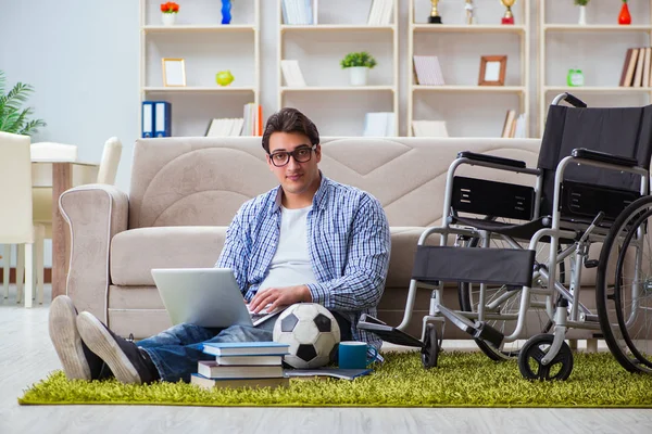 Giovane studente che studia a casa — Foto Stock