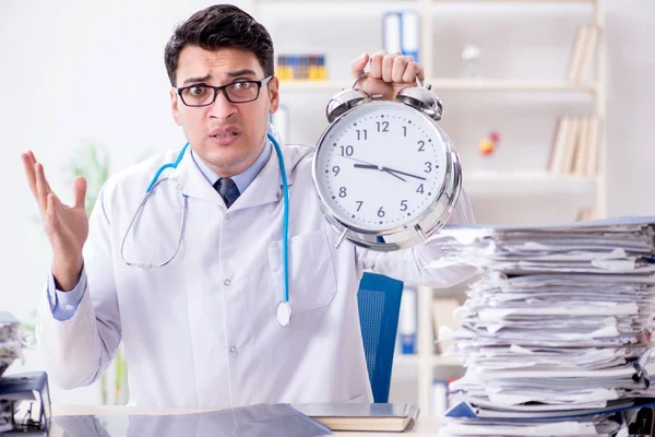 Läkare med väckarklocka i brådskande kontroll koncept — Stockfoto