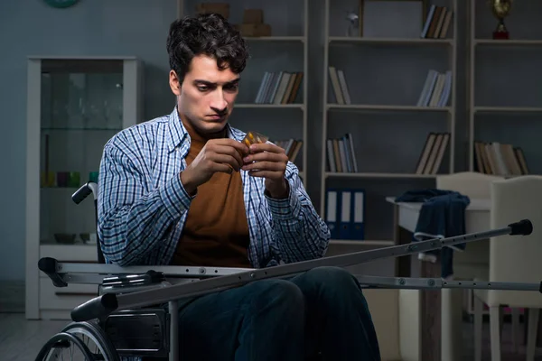 Tekerlekli sandalyede depresyon geçiren bir adam