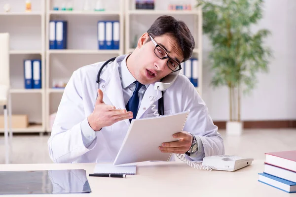 Jovem médico sentado no escritório — Fotografia de Stock