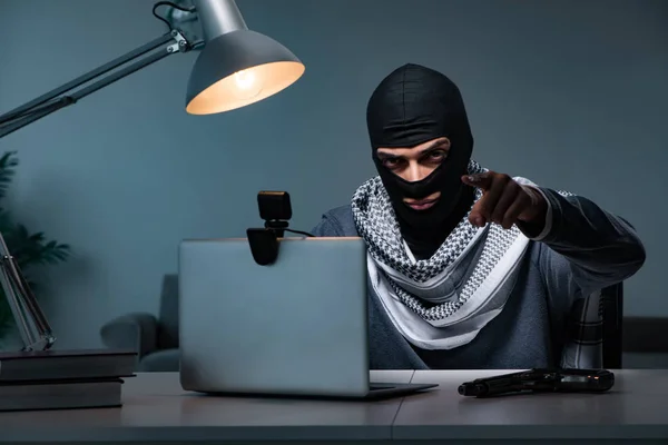 Хакер в балаклавській масці злом комп'ютера — стокове фото