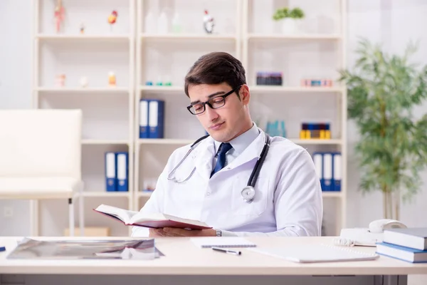 Jeune médecin assis dans le bureau — Photo