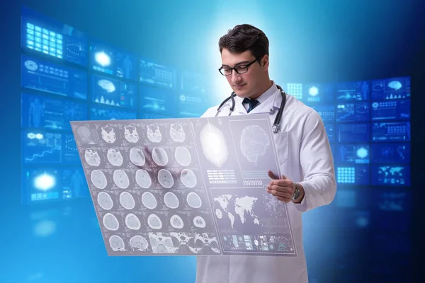 Telemedicine concept with doctor looking at x-ray image — Stock Photo, Image