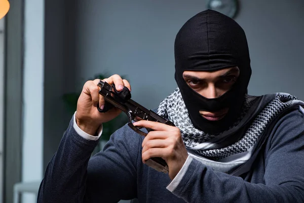 Терористичний грабіжник з пістолетом з проханням викупу грошей — стокове фото
