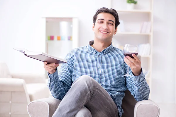 Joven bebiendo vino en casa — Foto de Stock