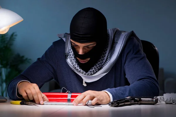 Terrorist bereitet Sprengstoffbombe vor — Stockfoto