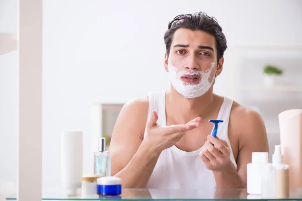 Mladý pohledný muž holení brzy ráno doma — Stock fotografie