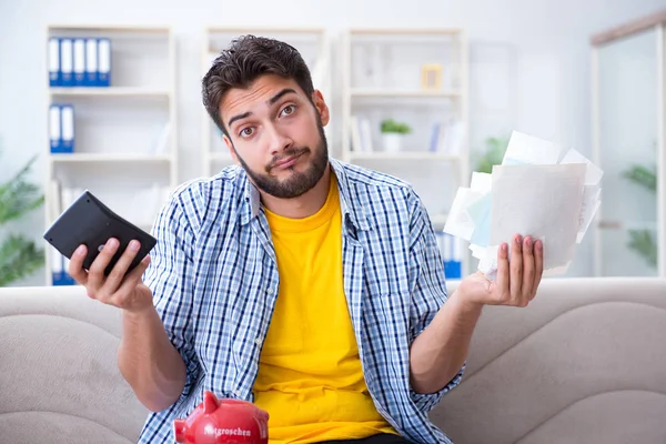 Mann wütend auf Rechnungen, die er bezahlen muss — Stockfoto