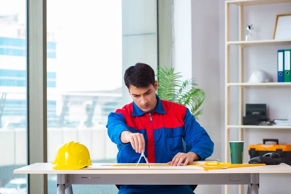 Il caposquadra sta guardando il piano di costruzione — Foto Stock