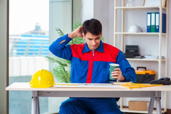 Il caposquadra sta guardando il piano di costruzione — Foto Stock