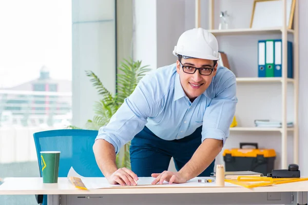 Ingeniero de construcción trabajando en nuevo proyecto —  Fotos de Stock