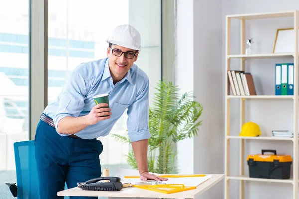 İnşaat mühendisi yeni proje üzerinde çalışıyor