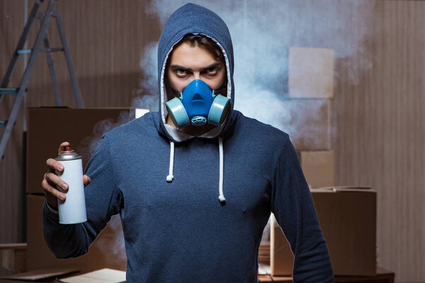 Художник-граффити в тёмной курилке