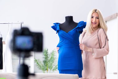 Moda blogcusu vlog 'u için yeni video kaydediyor