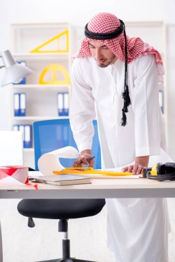 Arap mühendis yeni proje üzerinde çalışıyor